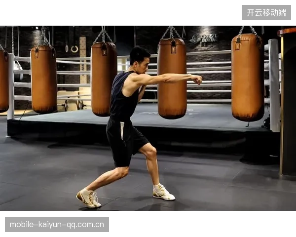 拳击对抗赛快速直拳命中心口震退对手，挑战极限，尽显英雄本色